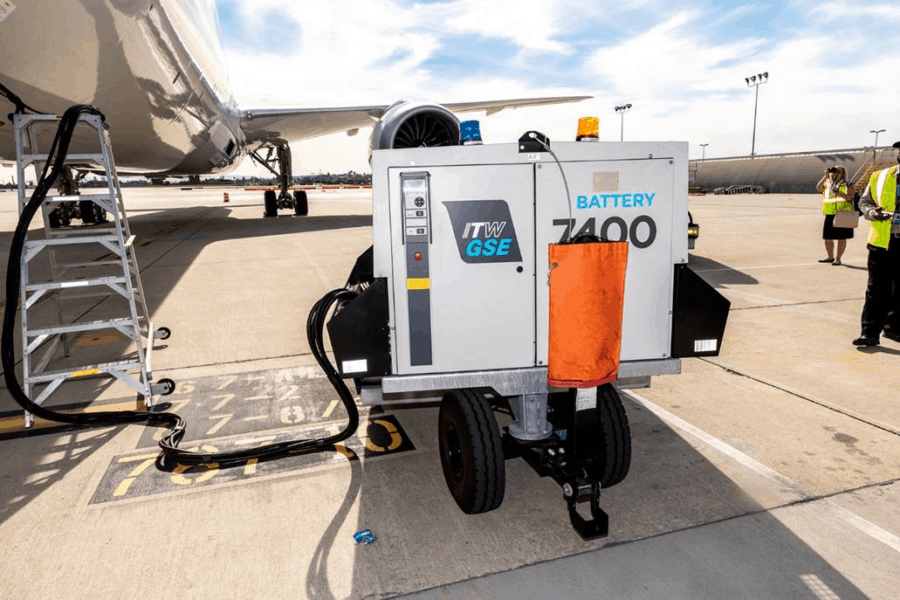 Demonstration of the ITW GSE 7400 eGPU powering United 787 Dreamliner at LAX, US