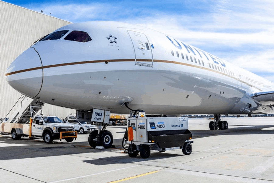 Demonstration of the ITW GSE 7400 eGPU powering United 787 Dreamliner at LAX, US